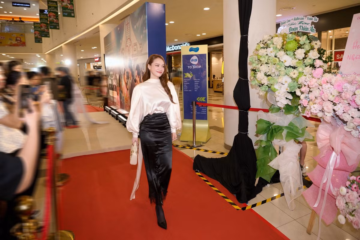 Nhã Phương khoe dáng 'mẹ 3 con' trong bộ cánh 100 triệu đồng - Ảnh 2.