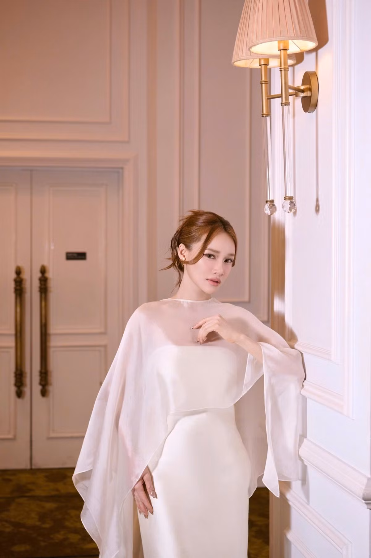 Nhã Phương khoe dáng 'mẹ 3 con' trong bộ cánh 100 triệu đồng - Ảnh 6.