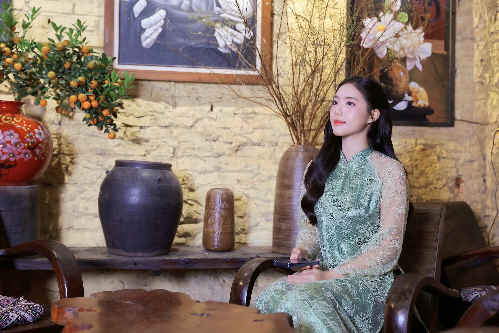 Nữ thiếu úy là Á hậu Việt Nam gây chú ý - Ảnh 6.