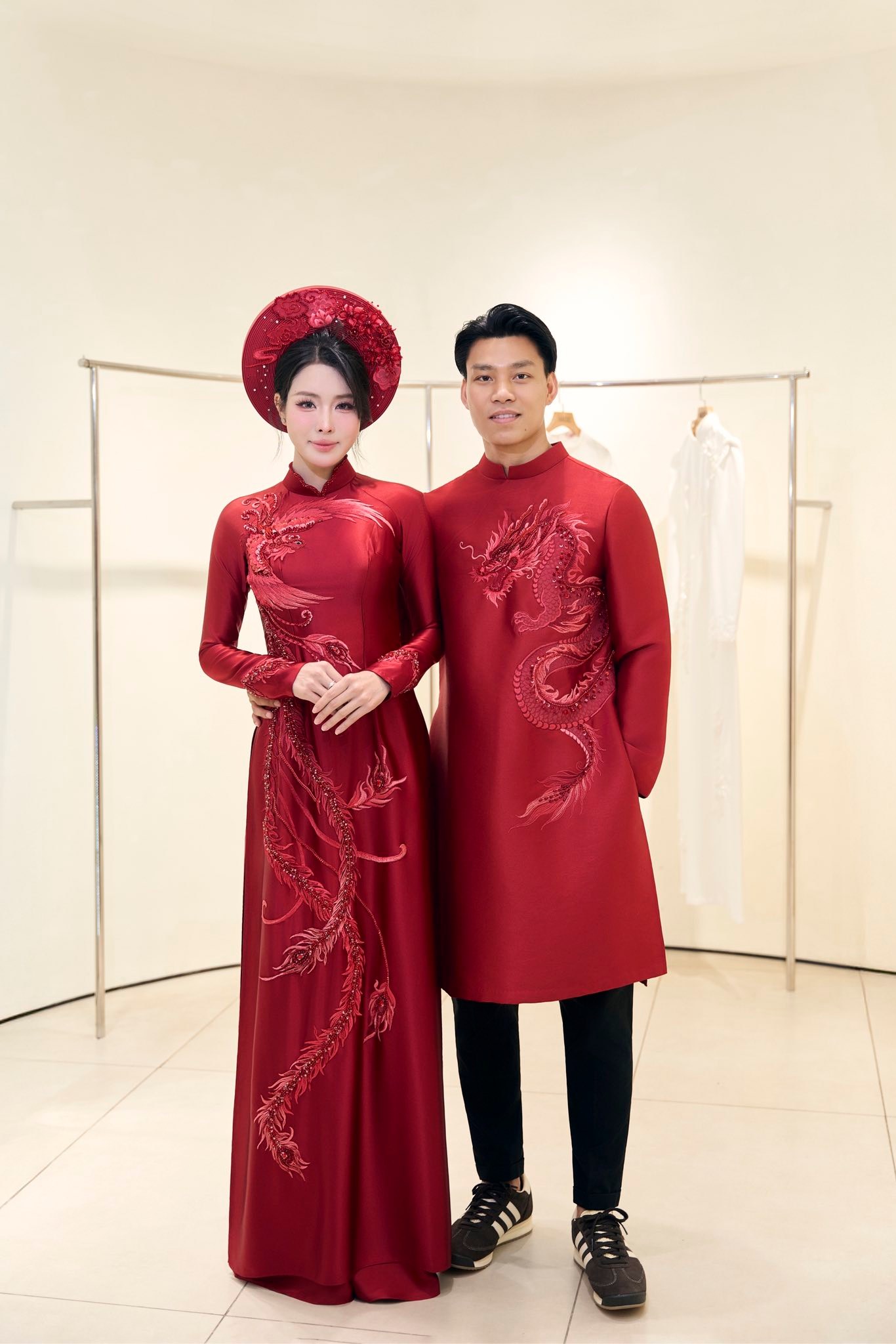Bà xã Ninh Bình của Văn Thanh gây chú ý với áo dài đẹp trong ngày trọng đại - Ảnh 1.