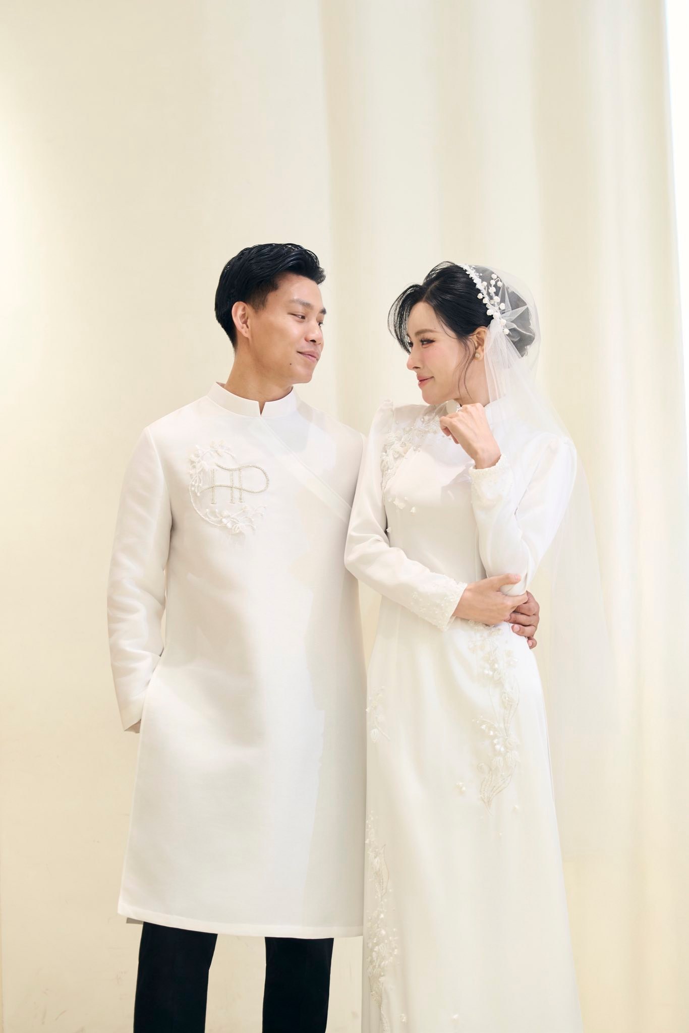 Bà xã Ninh Bình của Văn Thanh gây chú ý với áo dài đẹp trong ngày trọng đại - Ảnh 2.