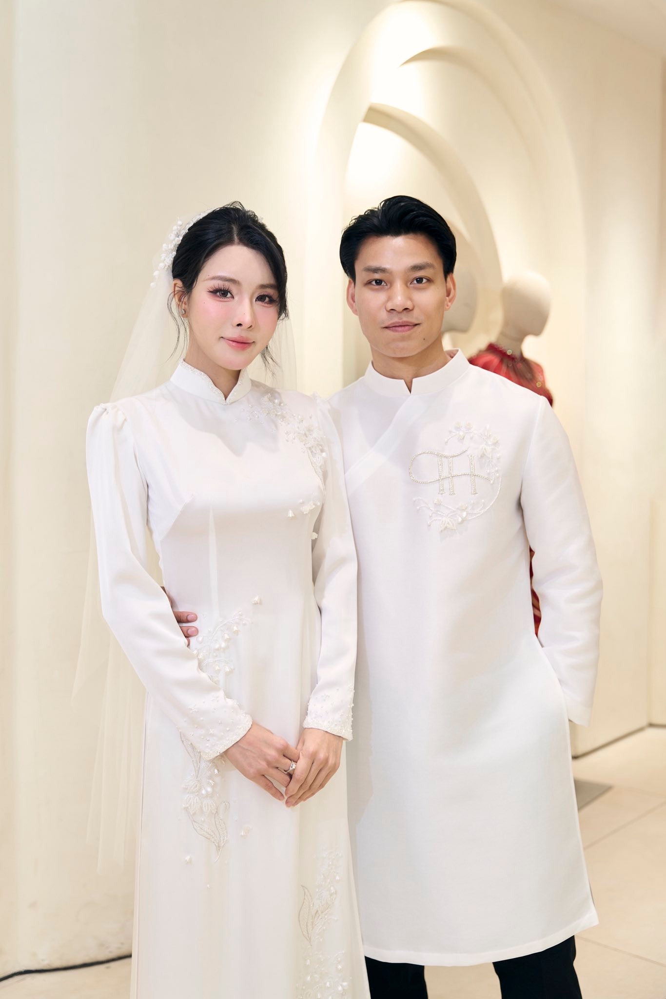 Bà xã Ninh Bình của Văn Thanh gây chú ý với áo dài đẹp trong ngày trọng đại - Ảnh 3.