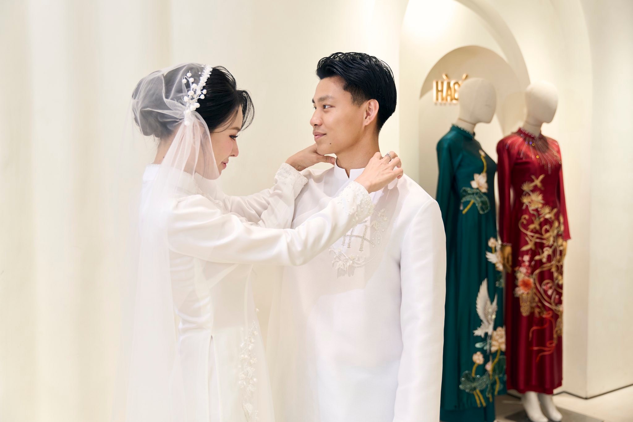 Bà xã Ninh Bình của Văn Thanh gây chú ý với áo dài đẹp trong ngày trọng đại - Ảnh 4.