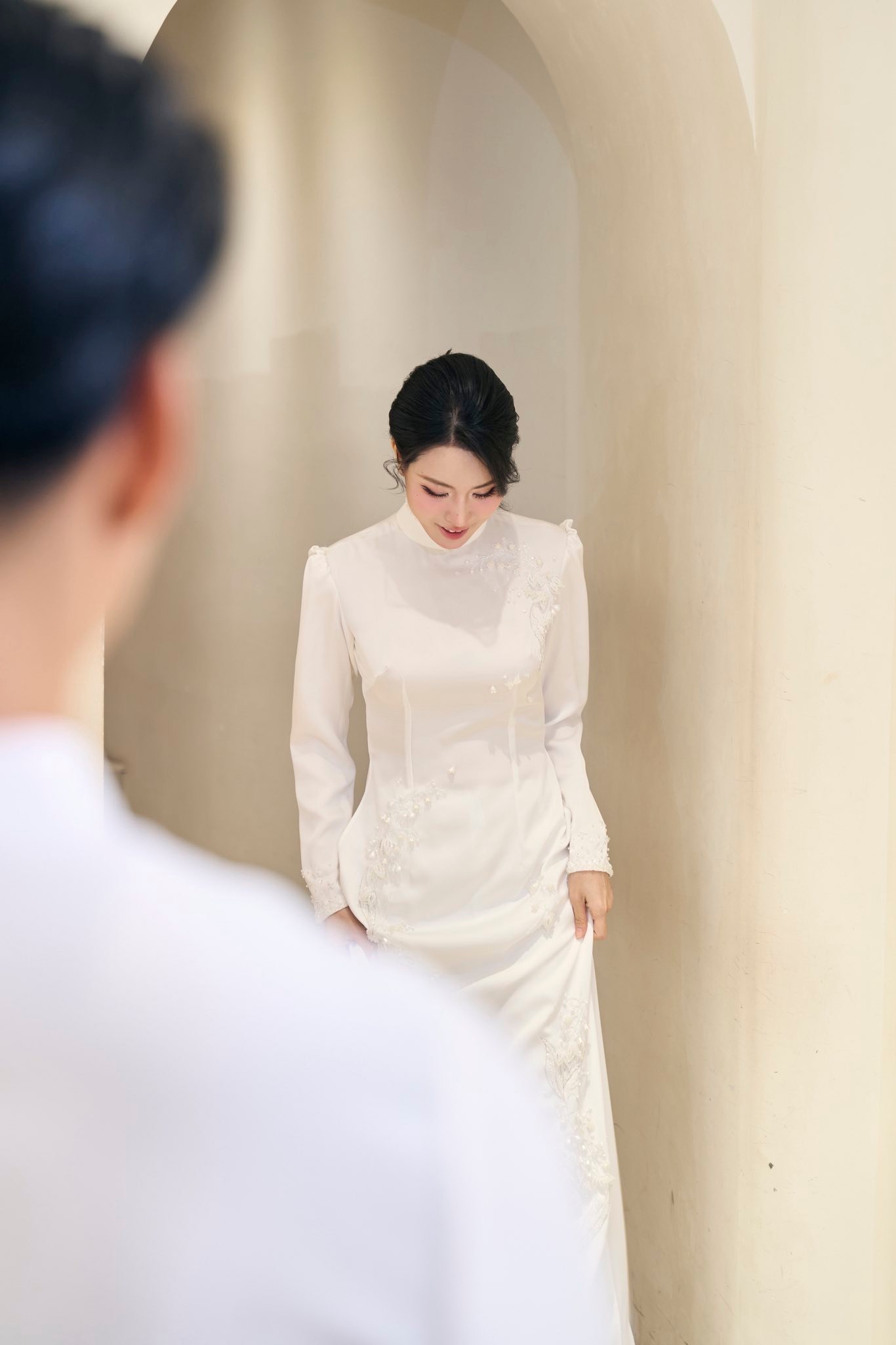 Bà xã Ninh Bình của Văn Thanh gây chú ý với áo dài đẹp trong ngày trọng đại - Ảnh 5.