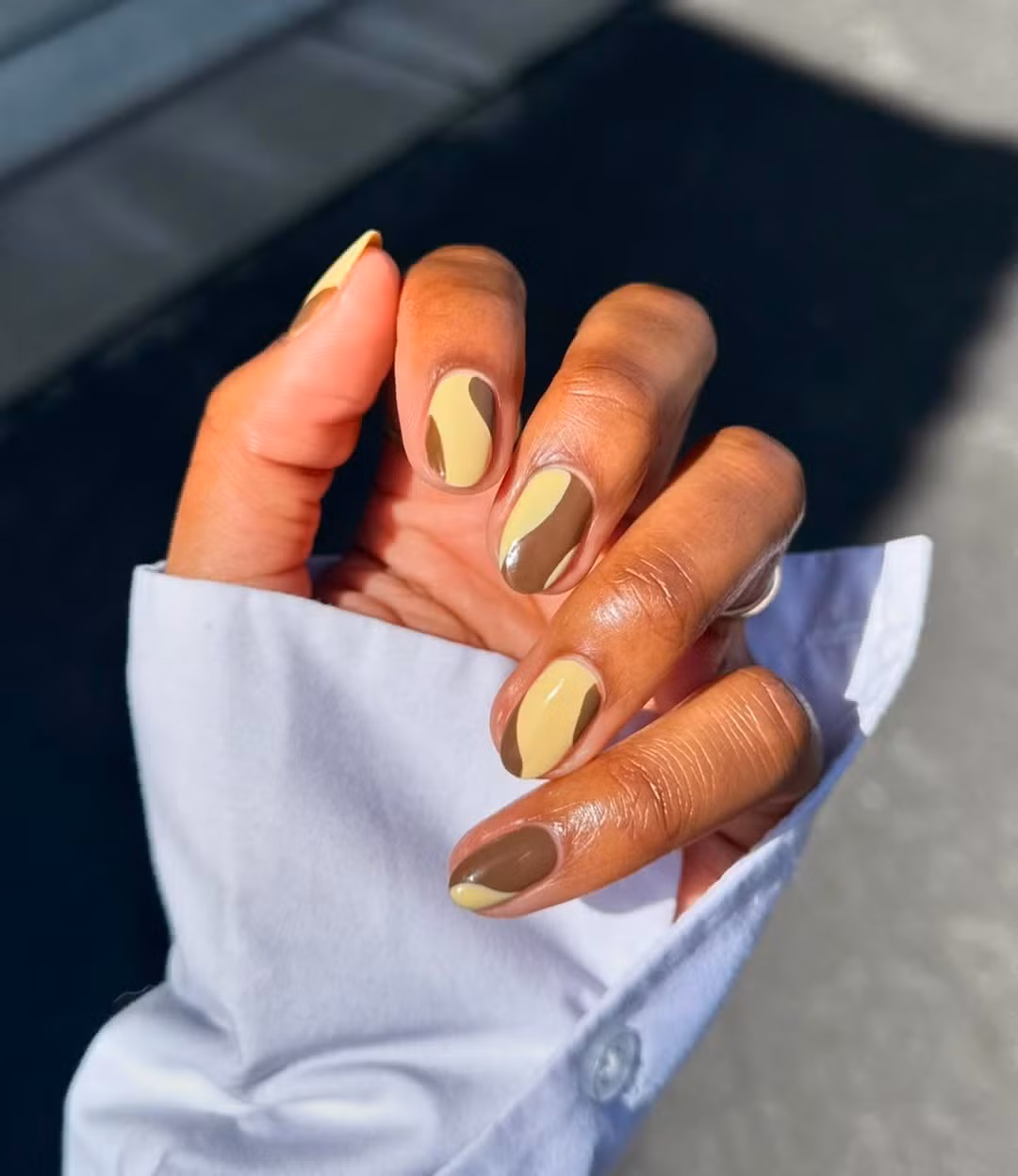Chán màu nail trung tính nhưng ngại sặc sỡ vì quá nổi bật, hãy thử màu vàng bơ - Ảnh 3. Chán màu nail trung tính nhưng ngại sặc sỡ vì quá nổi bật, hãy thử màu vàng bơ - Ảnh 3.