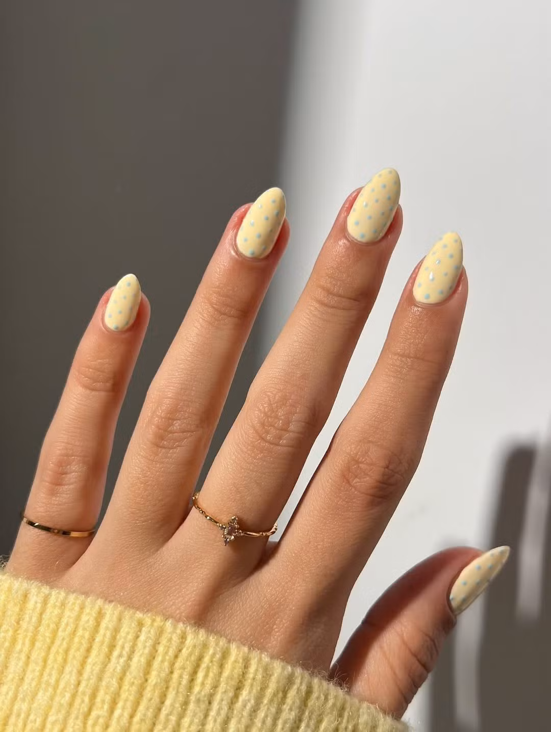 Chán màu nail trung tính nhưng ngại sặc sỡ vì quá nổi bật, hãy thử màu vàng bơ - Ảnh 4.