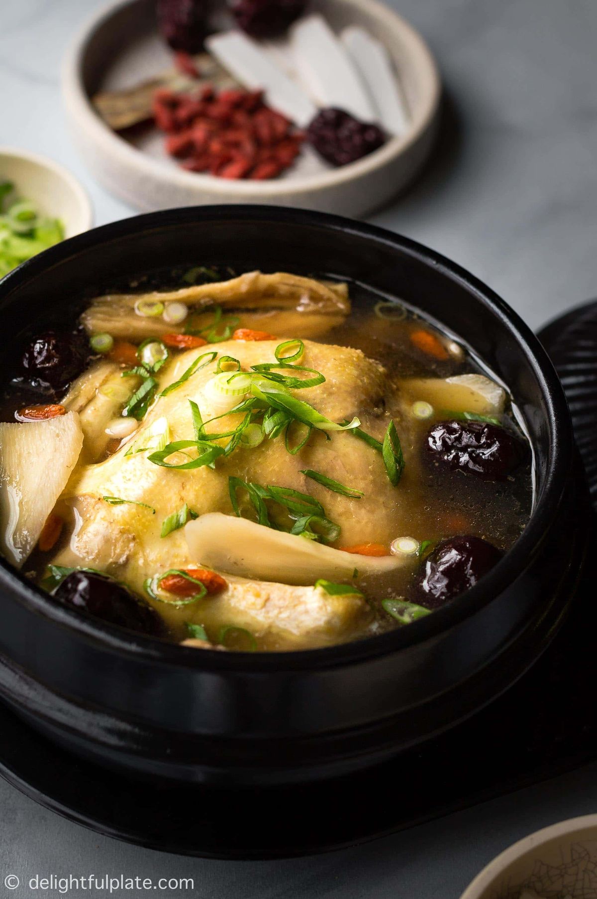 Gà hầm bổ dưỡng nhưng bé chỉ "lắc đầu", các mẹ thử cho ngay nắm lá này vào đi, gà ngọt thanh con thích mê - Ảnh 2.