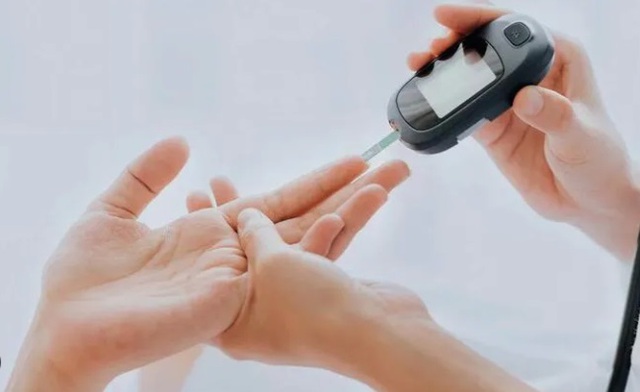 Nam sinh 14 tuổi nguy kịch vì bệnh tiểu đường, đường huyết tăng vọt do 1 sai lầm nhiều người Việt mắc phải - Ảnh 2. Nam sinh 14 tuổi nguy kịch vì bệnh tiểu đường, đường huyết tăng vọt do 1 sai lầm nhiều người Việt mắc phải - Ảnh 2.