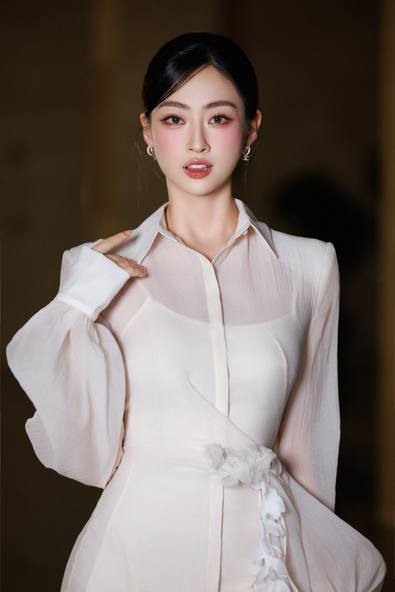 Lương thùy Linh tỏa sáng với sơ mi xuyên thấu thanh lịch và cuốn hút - Ảnh 2.