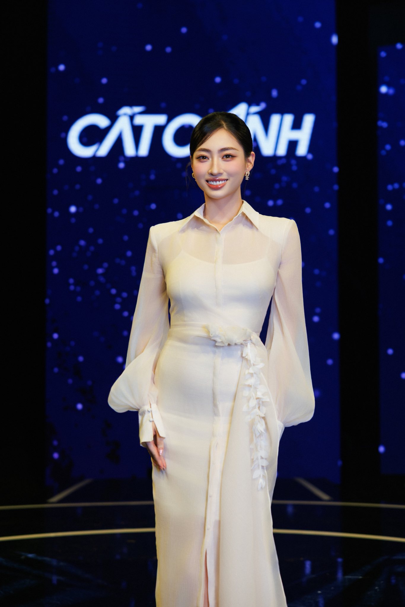 Lương thùy Linh tỏa sáng với sơ mi xuyên thấu thanh lịch và cuốn hút - Ảnh 4.