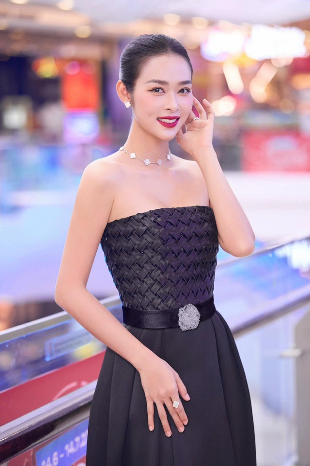 Sắc vóc đời thực của mỹ nhân 9X có 'vía' phim doanh thu trăm tỷ - Ảnh 8.